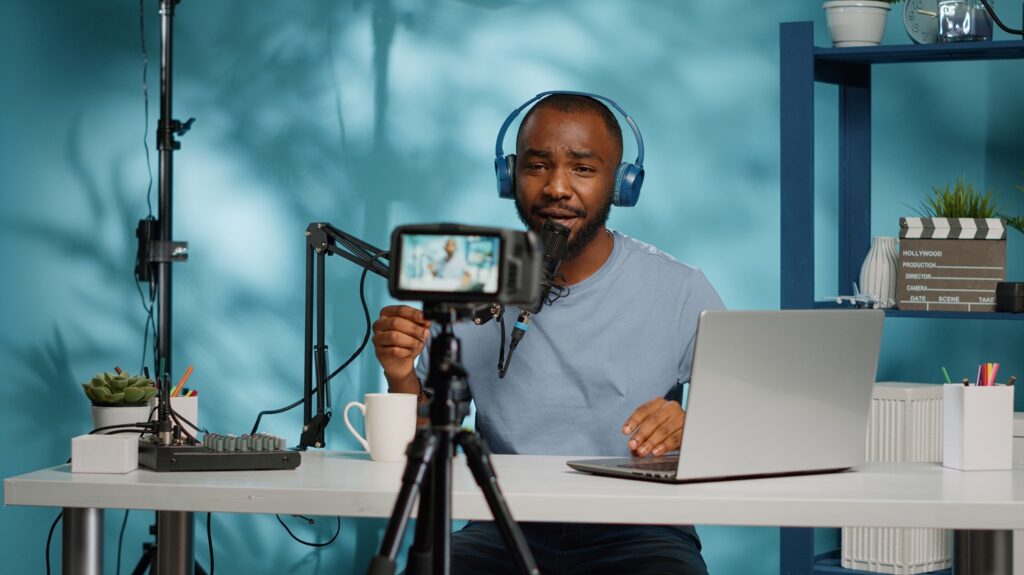 African American Vlogger Using Camera To Record Video - Contabilidade em Brasília | Vértice Contadores e Associados S/S Ltda.