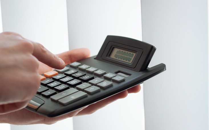 Businessman With Calculator, Counting On Calculator. Closeup, Selective Focus - Contabilidade em Brasília | Vértice Contadores e Associados S/S Ltda.