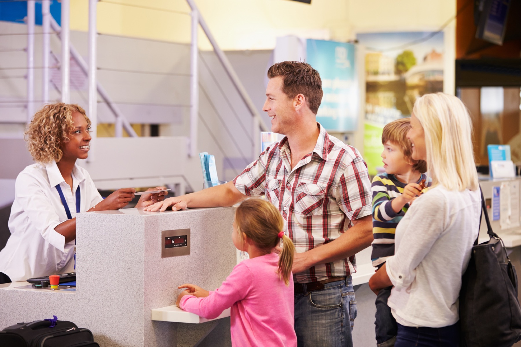 Family At Airport Check In Desk Leaving On Vacation - Contabilidade em Brasília | Vértice Contadores e Associados S/S Ltda.