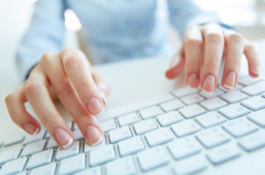 Digitando Computador 1 - Contabilidade em Brasília | Vértice Contadores e Associados S/S Ltda.