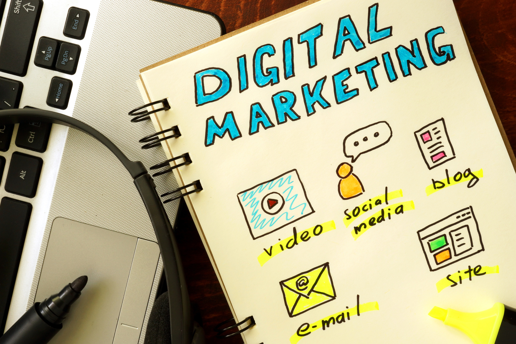 Notepad With Digital Marketing Concept. - Contabilidade em Brasília | Vértice Contadores e Associados S/S Ltda.
