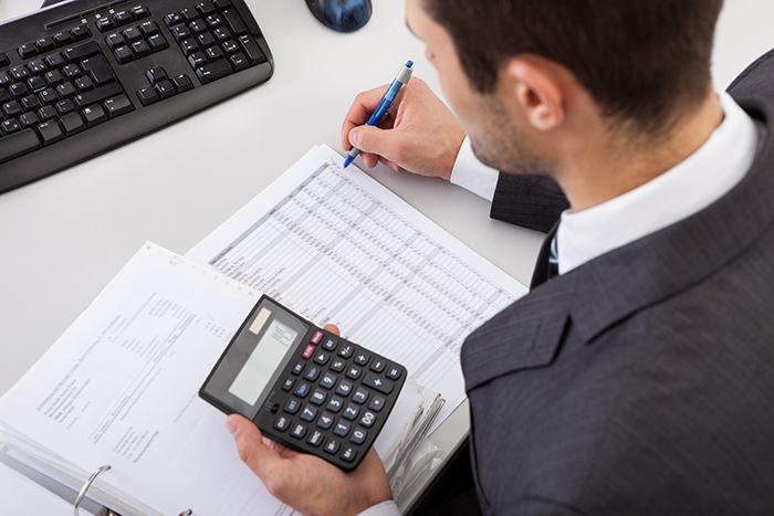 Accountant Working At The Office - Contabilidade em Brasília | Vértice Contadores e Associados S/S Ltda.