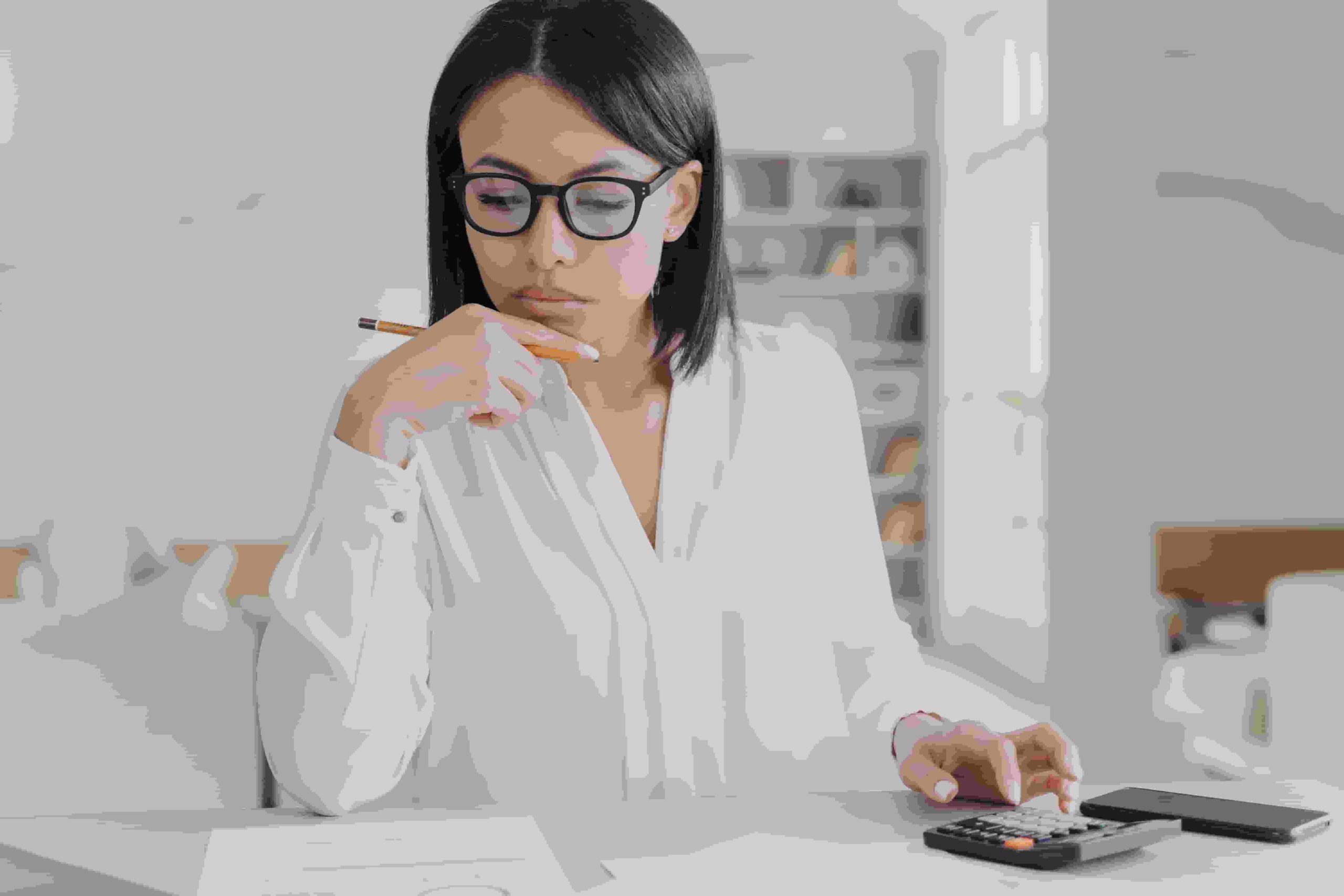 Businesswoman In Glasses Counts Profit On Calculat 2022 11 15 10 04 03 Utc (1) - Contabilidade em Brasília | Vértice Contadores e Associados S/S Ltda.